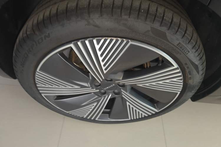 Used Lynk & Co 08 EM-P 2025 220 km All-Wheel-Drive Performance Halo Right Rear Wheel Hub