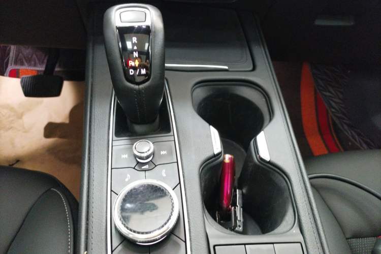 Used Cadillac XT4 2018 28T Two-Wheel Drive Tech Version Gear Lever