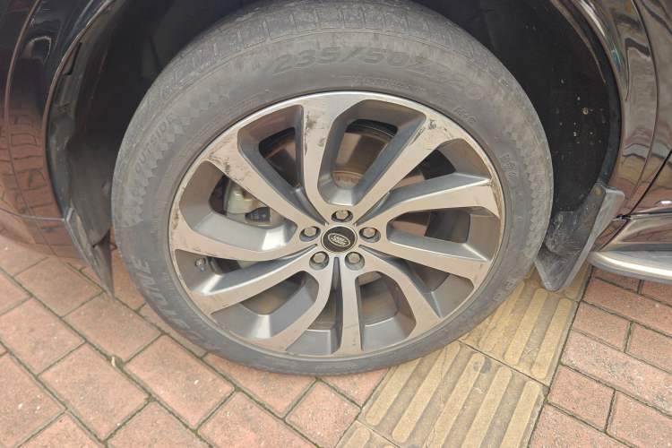 Used Land Rover Discovery Sport 2020 249 PS R-Dynamic Performance Edition Left Front Wheel Hub