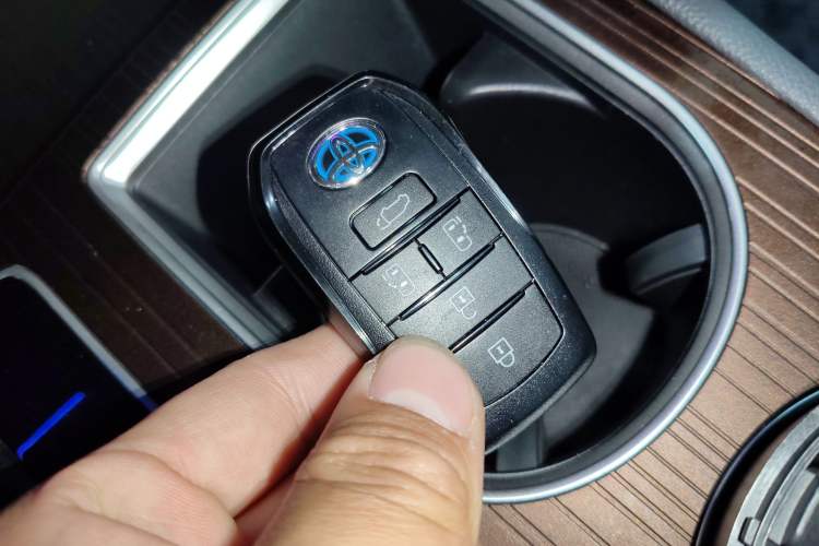 Used Toyota SIENNA 2023 2.5L Hybrid Luxury Edition Vehicle Key