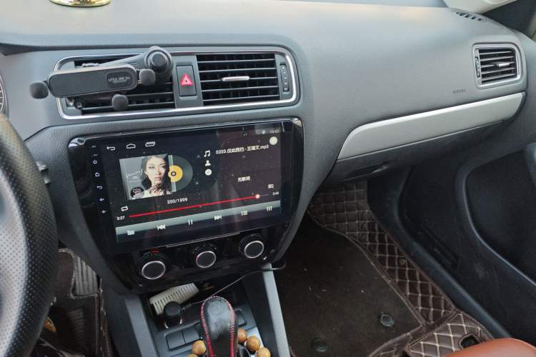 Used Volkswagen Sagitar 2014 Revised Version 1.6L Automatic Comfort Edition Audio And AC Panel