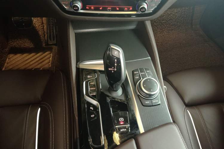 Used BMW 5 Series 2022 Restyled 540i Luxury Edition M Sport Package Gear Lever