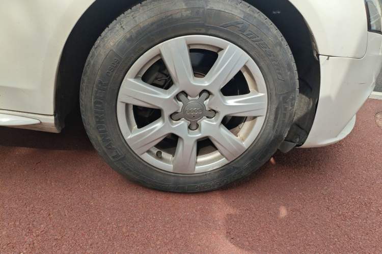 Used Audi A4L 2012 2.0 TFSI automatic standard version Right Front Wheel Hub