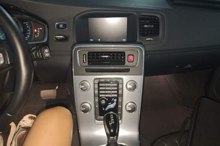 Used Volvo V60 2017 T4 Smart Edition China V Standard Audio And AC Panel