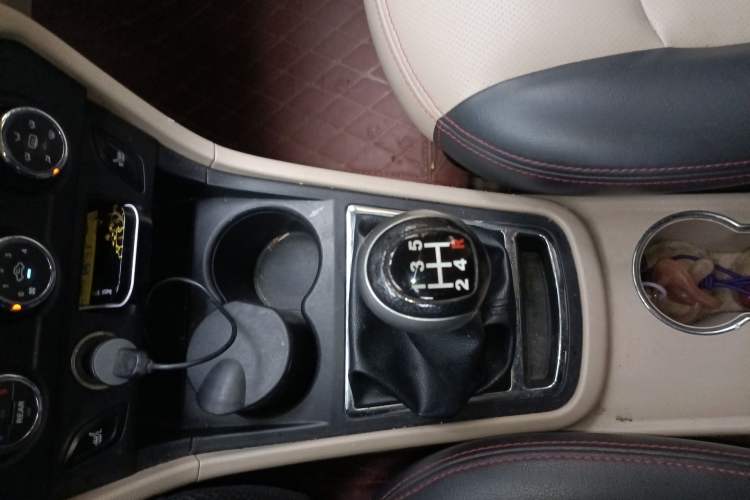 Used FAW Yingzhi 737 2015 1.5L Manual Deluxe Navigation Version
