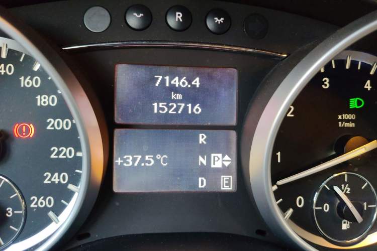 Used Mercedes-Benz R-Class 2011 R 300 L Luxury Model Odometer Close Up