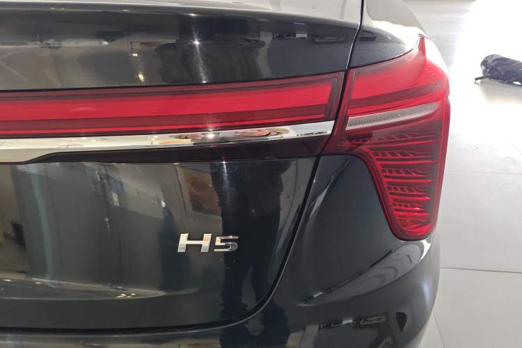 Used Hongqi H5 2024 1.5T DCT Smart Connect Flagship Edition Right Rear Taillight