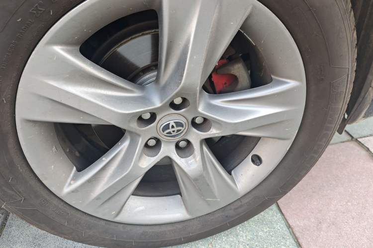 Used Toyota Highlander 2015 2.0T Four-Wheel Drive Luxury Edition 7-Seater Right Front Wheel Hub