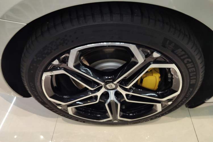 Used Xiaomi Auto SU7 2024 Four-Wheel Drive Ultra-Long Range Advanced Intelligent Driving Max Edition