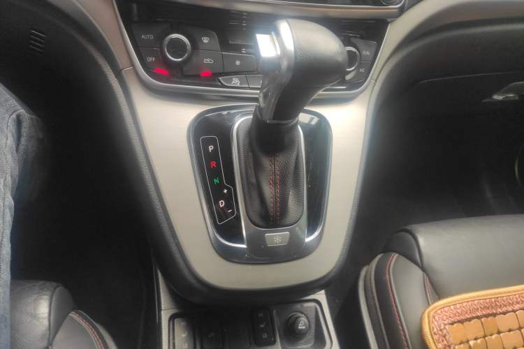 Used Haval H6 2015 Sport Edition 1.5T Automatic Two-Wheel Drive Luxury Model Gear Lever