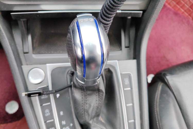 Used Volkswagen Golf 2014 1.4TSI Automatic Luxury Model Gear Lever