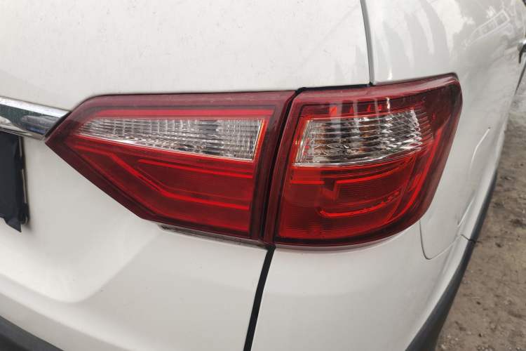 Used Dongfeng Fengon 370 2016 1.5L Manual Standard Edition SFG15-02 7 Seats