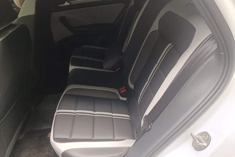 Used Volkswagen T-ROC 2025 Facelift Model 2 300TSI DSG Two-Wheel Drive Chenguang Edition Left Rear Seat