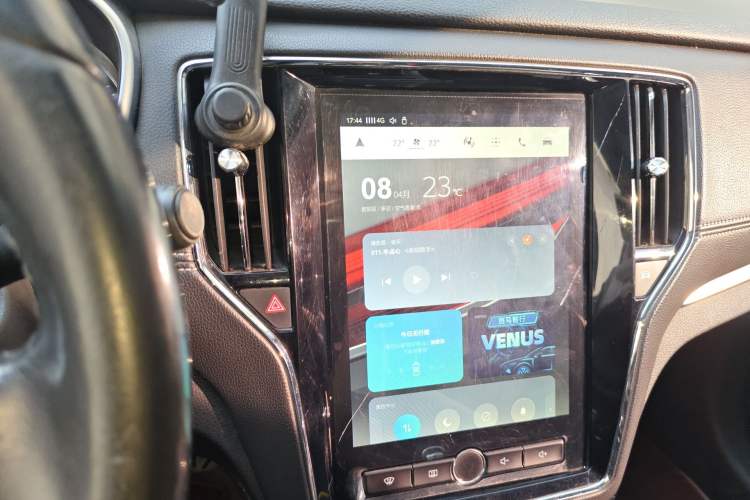 Used Roewe RX5 2016 20T Two-Wheel Drive Automatic Internet Smart Edition Audio And AC Panel