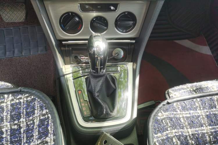 Used Volkswagen Lavida 2013 Revised Version 1.4 TSI DSG Comfort Edition Gear Lever