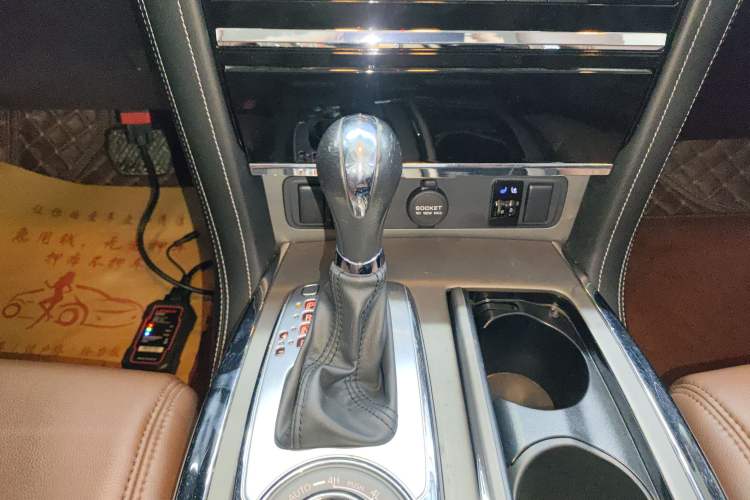 Used Nissan Patrol 2017 4.0L SE U.S.-Spec Version Gear Lever