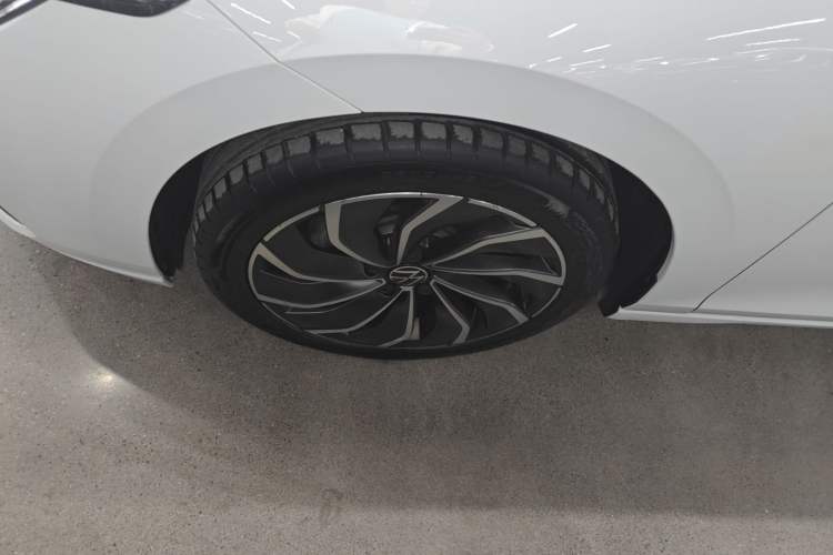 Used Volkswagen Golf 2023 Facelift 280TSI DSG Pro Left Front Wheel Hub