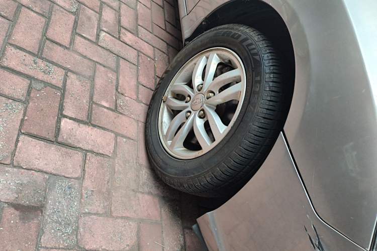 Used Hyundai Celesta 2011 1.6L Manual Comfort Edition Right Front Wheel Hub