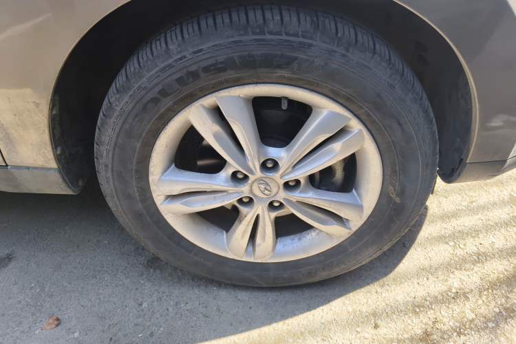 Used Hyundai ix35 2012 2.0L Automatic Two-Wheel Drive Elite Edition GLS Right Front Wheel Hub