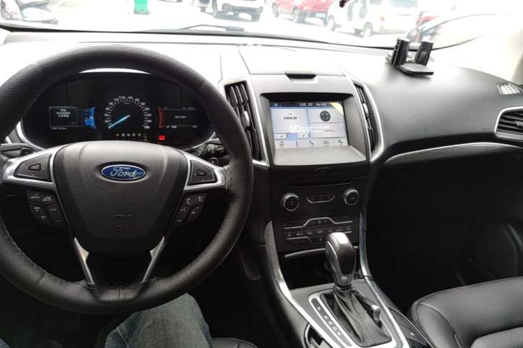 Used Ford Edge 2018 EcoBoost 245 Two-Wheel-Drive Titanium 7-Seater China VI Standard Center Console