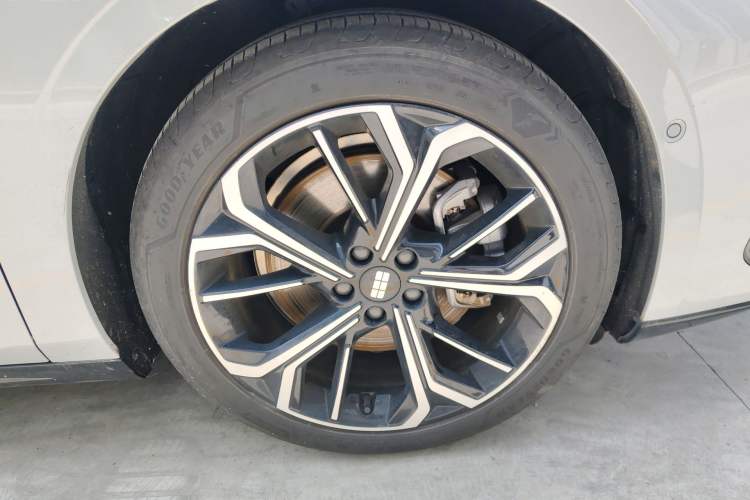 Used Geely Galaxy E8 2025 700 km Long-Range Intelligent Driving Version Right Front Wheel Hub