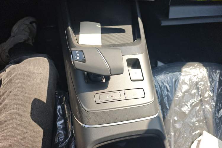 Used CHANGAN Eado 2025 Blue Whale 1.5T 500Bar Prestige Model Gear Lever