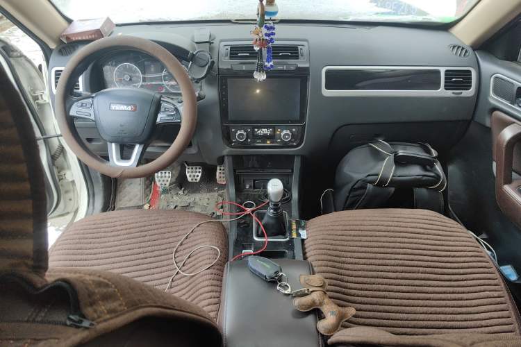 Used Yema T70 2016 Upgraded Model 1.5T Manual Luxury Version Center Console