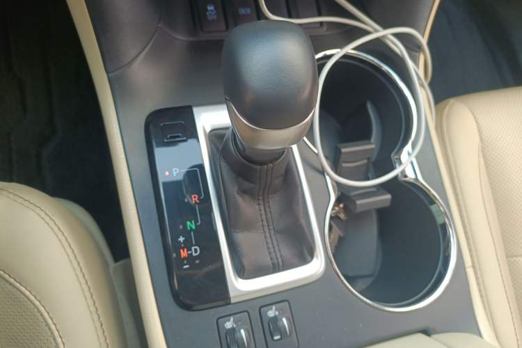 Used Toyota Highlander 2018 2.0T Two-Wheel-Drive Luxury Edition 7 Seats Emission Standard China V Gear Lever