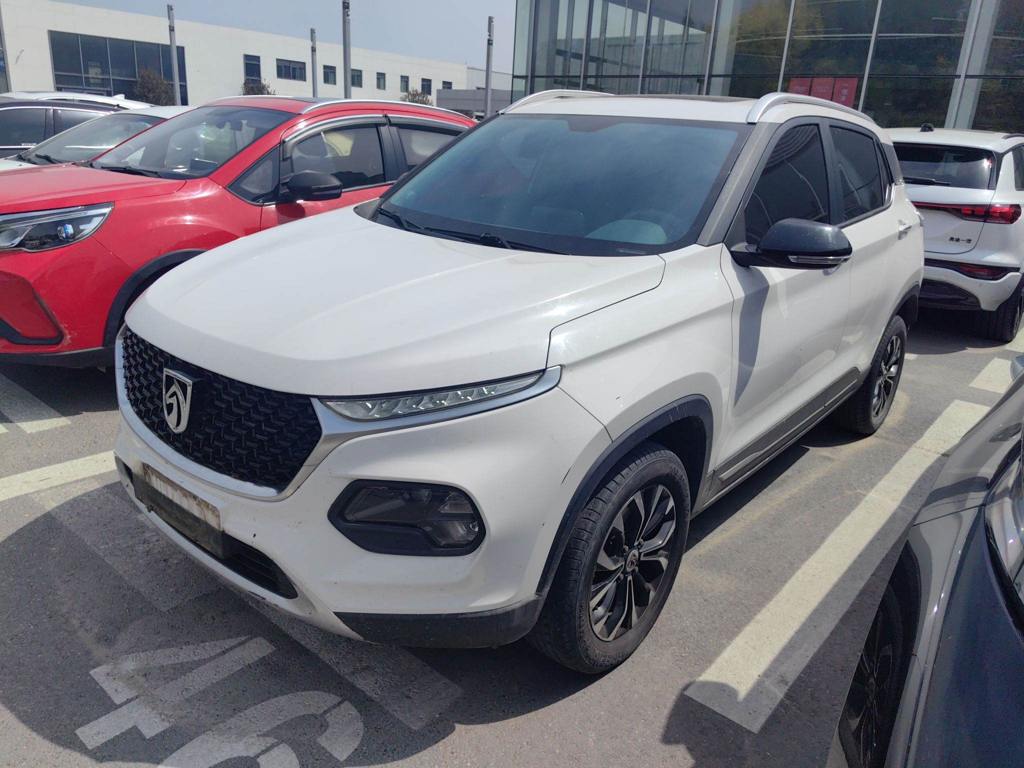 تحت مقدمة السيارة