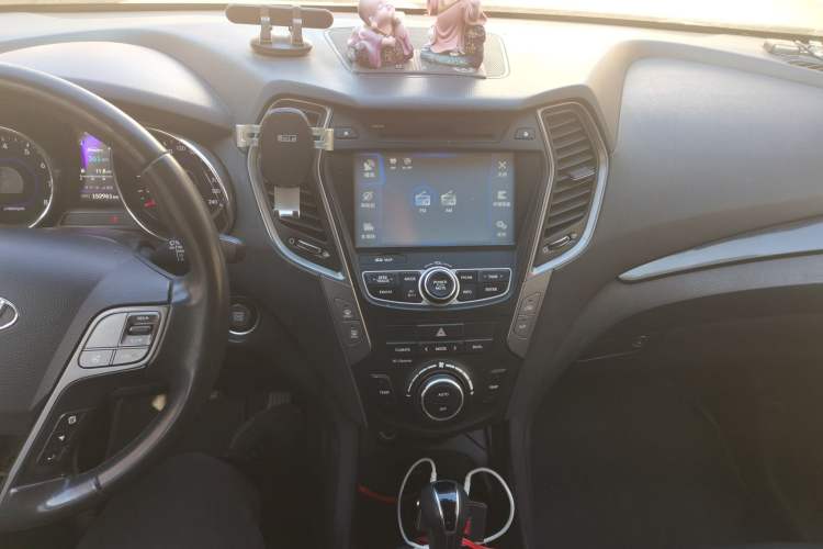 Used Hyundai Grand SantaFe 2013 3.0L 7-Seater Four-Wheel-Drive Comfort Edition Audio And AC Panel