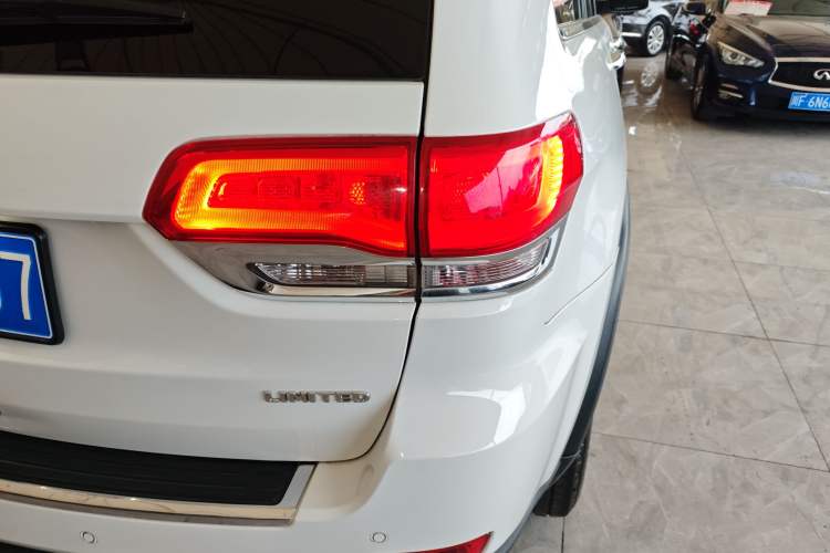 Used Jeep Grand Cherokee 2016 3.0L Comfort Navigation Edition Right Rear Taillight