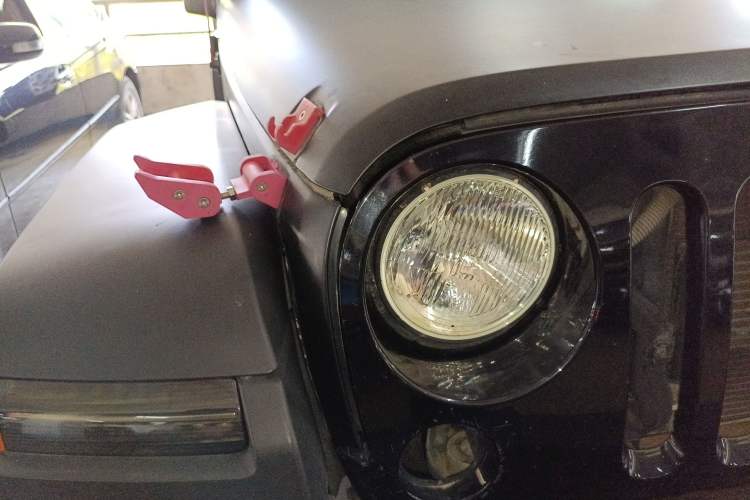 Used Jeep Wrangler 2010 3.8L Sahara two-door model Right Front Headlight