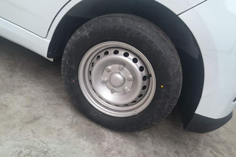 Used Wuling Yangguang 2024 300KM Comfort Version Passenger Van 75kW