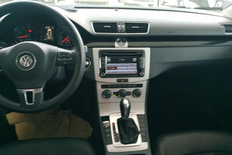 Used Volkswagen Magotan 2015 1.8TSI Luxury Model Audio And AC Panel