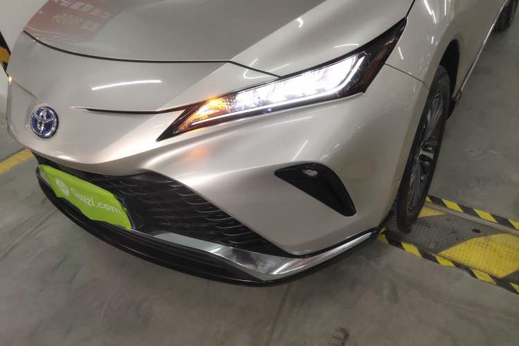 Used Toyota Venza 2022 Dual-Engine 2.5L CVT Two-Wheel Drive Luxury Edition