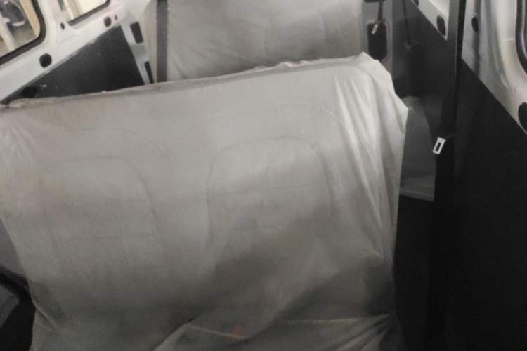 Used Wuling Yangguang 2024 300km Comfort-Grade Passenger Van 60kW Left Rear Seat