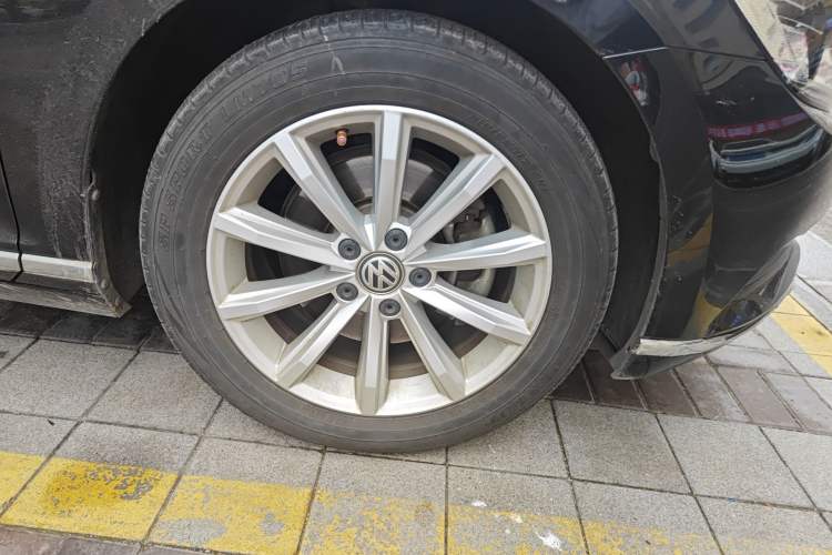 Used Volkswagen Magotan 2019 330TSI DSG Leading Model China VI Standard Right Front Wheel Hub