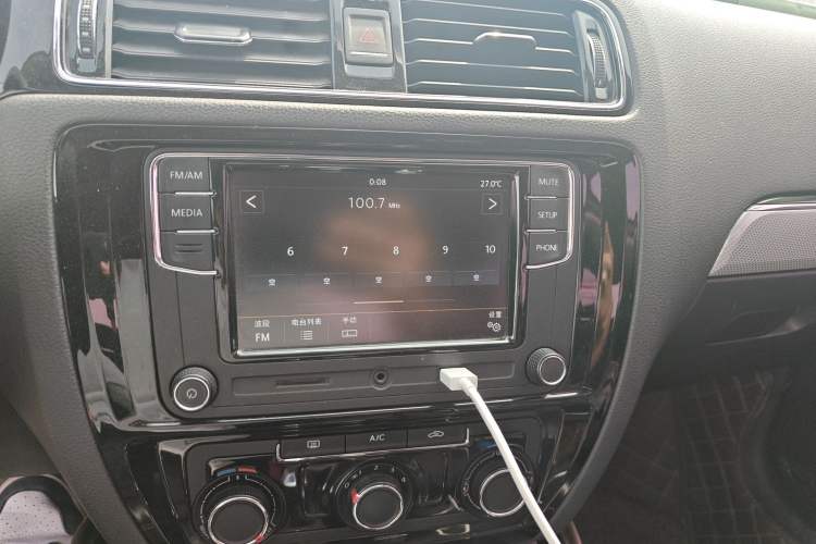 Used Volkswagen Sagitar 2017 230TSI Automatic Comfort Version Audio And AC Panel