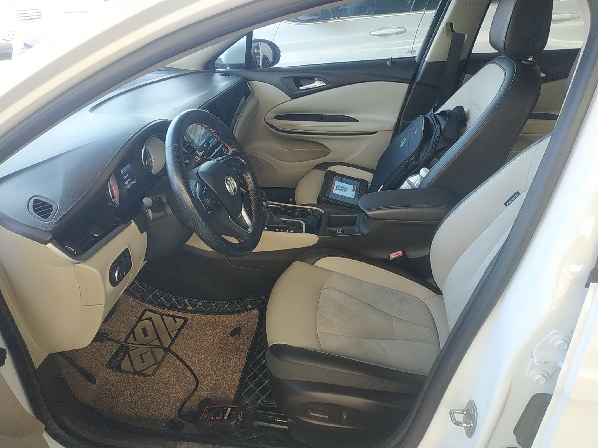 Переднее сиденье в автомобиле