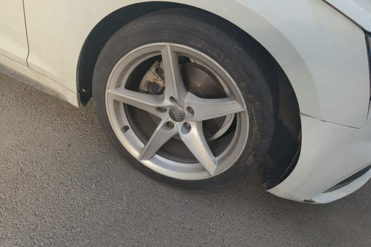 Used Audi A5 2017 Cabriolet 40 TFSI Fashion Model Right Front Wheel Hub