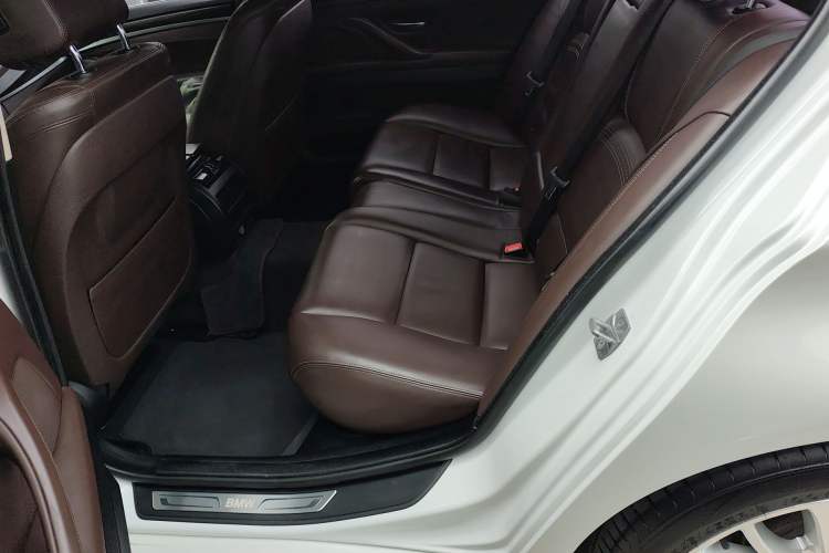 Used BMW 5 Series 2017 525Li Luxury Design Package Left Rear Seat