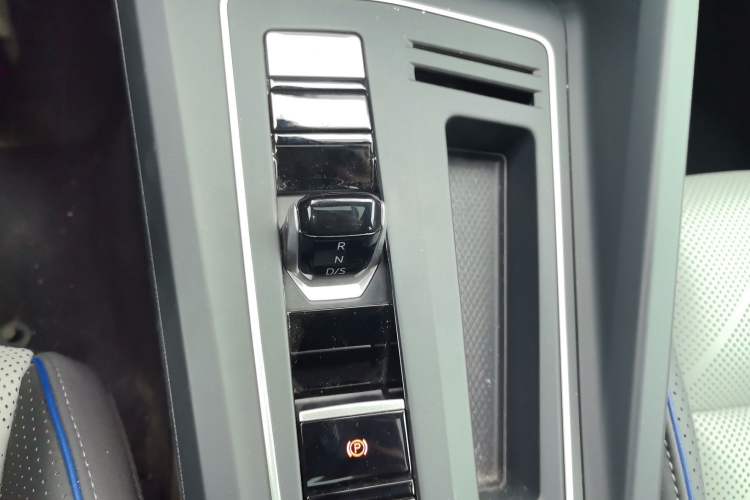 Used Volkswagen Golf 2025 300TSI R-Line
