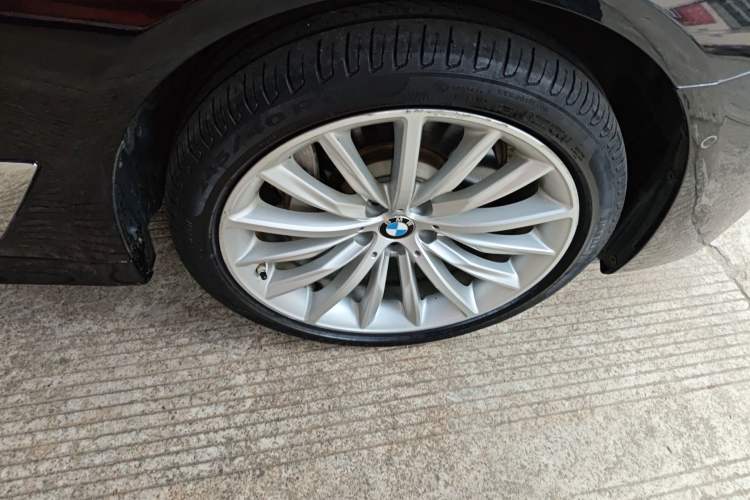 Used BMW 5 Series 2021 Updated 530Li Luxury Package Premium Edition Right Front Wheel Hub