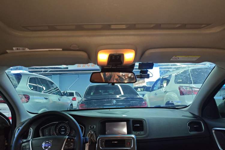 Used Volvo S60 2015 S60L 2.0T Zhiyuan Edition
