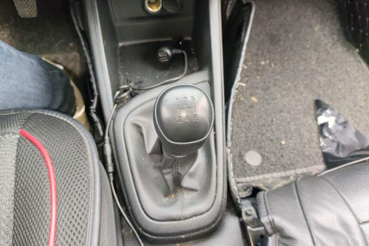 Used Hyundai Verna (older generation) 2020 1.4L Manual GL Refreshed Edition Gear Lever