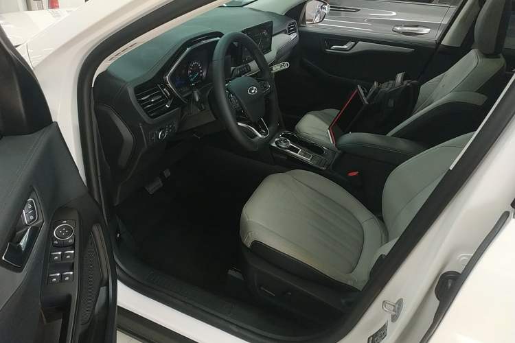 Used Ford Escape 2024 EcoBoost 245 Two-Wheel-Drive Titanium Edition Driver Seat