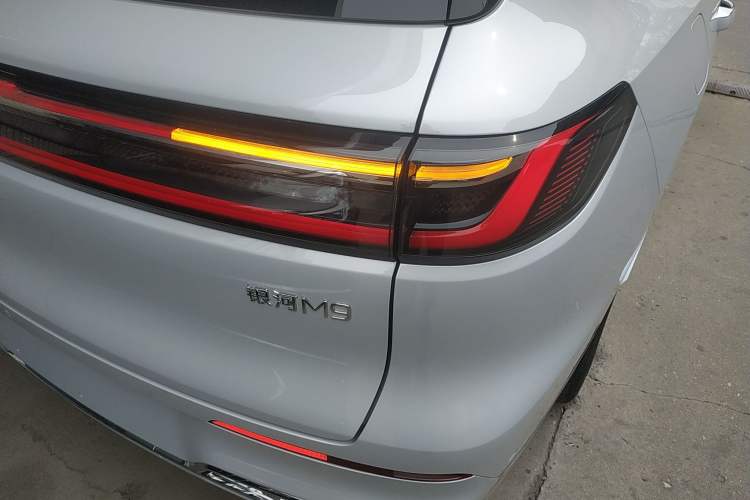 Used Geely Galaxy M9 2025 Model 210km Four-Wheel-Drive Leading Edition Right Rear Taillight