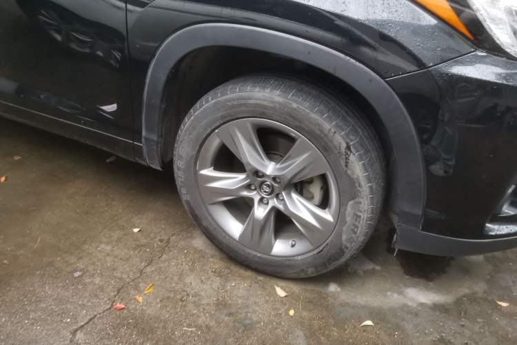 Used Toyota Highlander 2018 2.0T Four-Wheel Drive Prestige Version 7 Seats China VI Standard Right Front Wheel Hub