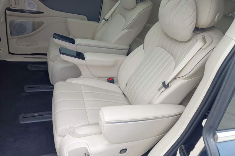 Used VOYAH Dream 2025 EV Four-Wheel Drive Flagship Kunpeng Edition
