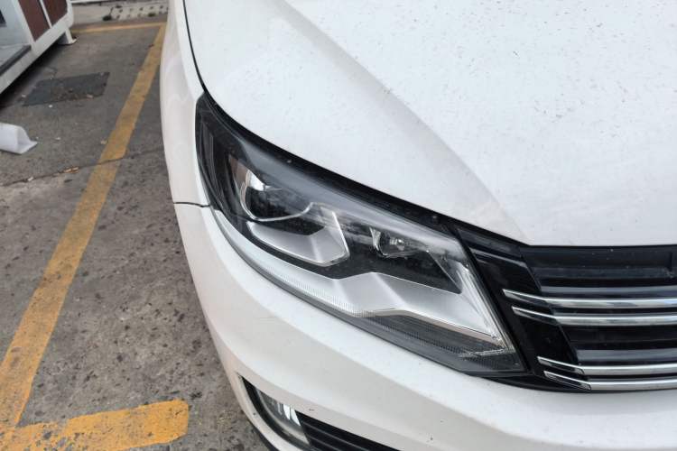 Used Volkswagen Tiguan 2013 1.8 TSI Automatic All-Wheel Drive Luxury Model Right Front Headlight